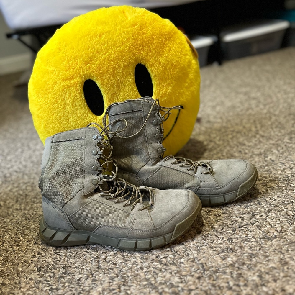 Oakley army green boots